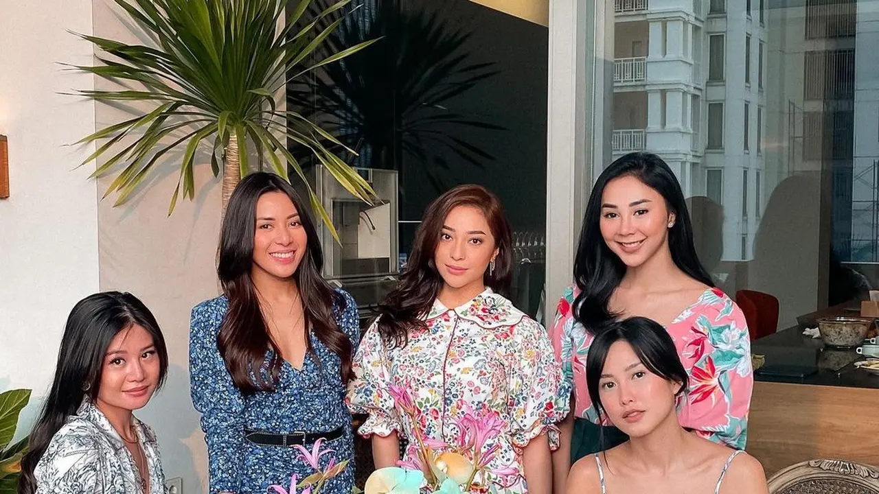 Dapat Kejutan dari Sahabat, Ini 7 Momen Bridal Shower Nikita Willy