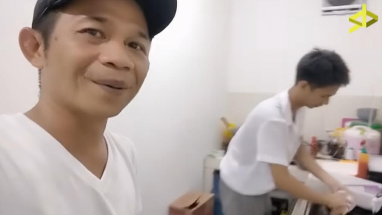 Tak Gengsi, Pulang Sekolah Anak Bupati Purwakarta Kerja Cuci Piring di Kafe