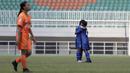 Pemain Persib Bandung Putri merayakan gol yang dicetak Een Sumarni ke gawang pemain Persija Jakarta pada laga lanjutan Liga 1 Putri 2019 di Stadion Pakansari, Bogor, Kamis (7/11). Persib Putri menang 2-1 atas Persija Putri. (Bola.com/Yoppy Renato)