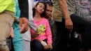 Zanette Kalila Azaira (13) menangis saat prosesi pemakaman jenazah korban pembunuhan Pulomas di TPU Tanah Kusir, Jakarta, Rabu (28/12). Belum diketahui motif peristiwa tersebut, apakah perampokan atau pembunuhan. (Liputan6.com/Gempur M Surya)