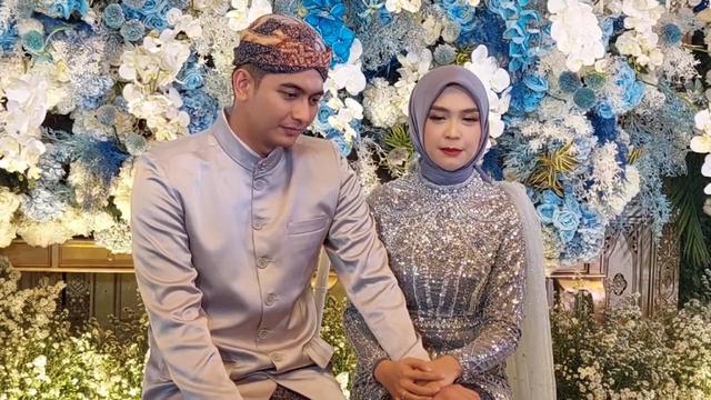 Teuku Ryan dan Ria Ricis saat menggelar prosesi Tedak Siten untuk putri mereka, Moana (Liputan6.com - M. Altaf Jauhar)