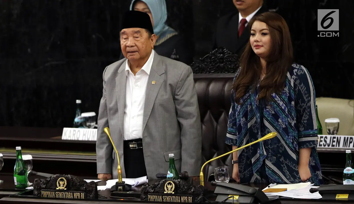Pimpinan MPR sementara, Nasdem Hillary Brigitta Lasut dan Abdul Wahab Dalimunte memimpin Sidang paripurna ke-2 MPR di Senayan, Jakarta, Rabu (2/10/2019). Rapat  beragenda mengesahkan jadwal acara sidang dan membentuk fraksi-fraksi dan kelompok Dewan Pimpinan Daerah (DPD). (Liputan6.com/Johan Tallo)