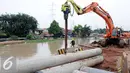 Alat berat saat memasang Tiang Proyek jalan tol Becakayu di Jalan kali malang, Jakarta, Sabtu (28/5) Proyek tol yang sempat mangkrak ini terus di percepat pembangunanya dan di targetkan akhir 2017 akan rampung. (Liputan6.com/Helmi Affandi)