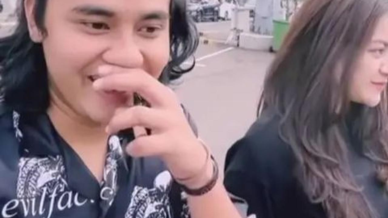 Ketika Yogi Ilham tiba di bandara, momen Nathalie menjemputnya menjadi perhatian banyak orang.