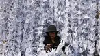 Warga berada di tengah-tengah burung origami di halaman depan Balai Kota, Jakarta, Sabtu (27/5). Seribu Origami Burung Perdamaian imi merupakan aksi atau gerakan spontanitas atas dasar kecintaan kepada NKRI. (Liputan6.com/Angga Yuniar)