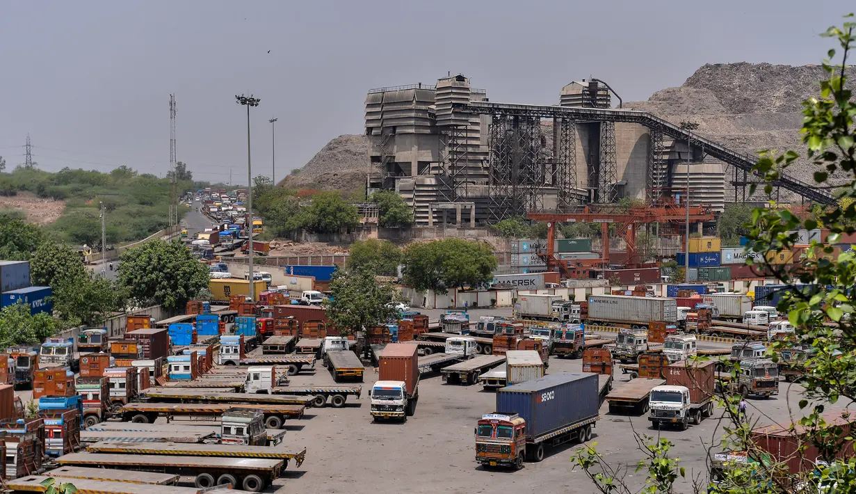 Sejumlah kontainer terparkir di lokasi kebocoran gas di sebuah depot kontainer di New Delhi, India, Sabtu (6/5). Lebih dari 100 siswi sebuah sekolah dilarikan ke rumah sakit pemerintah akibat insiden keboran gas tersebut. (Chandan KHANNA/AFP)
