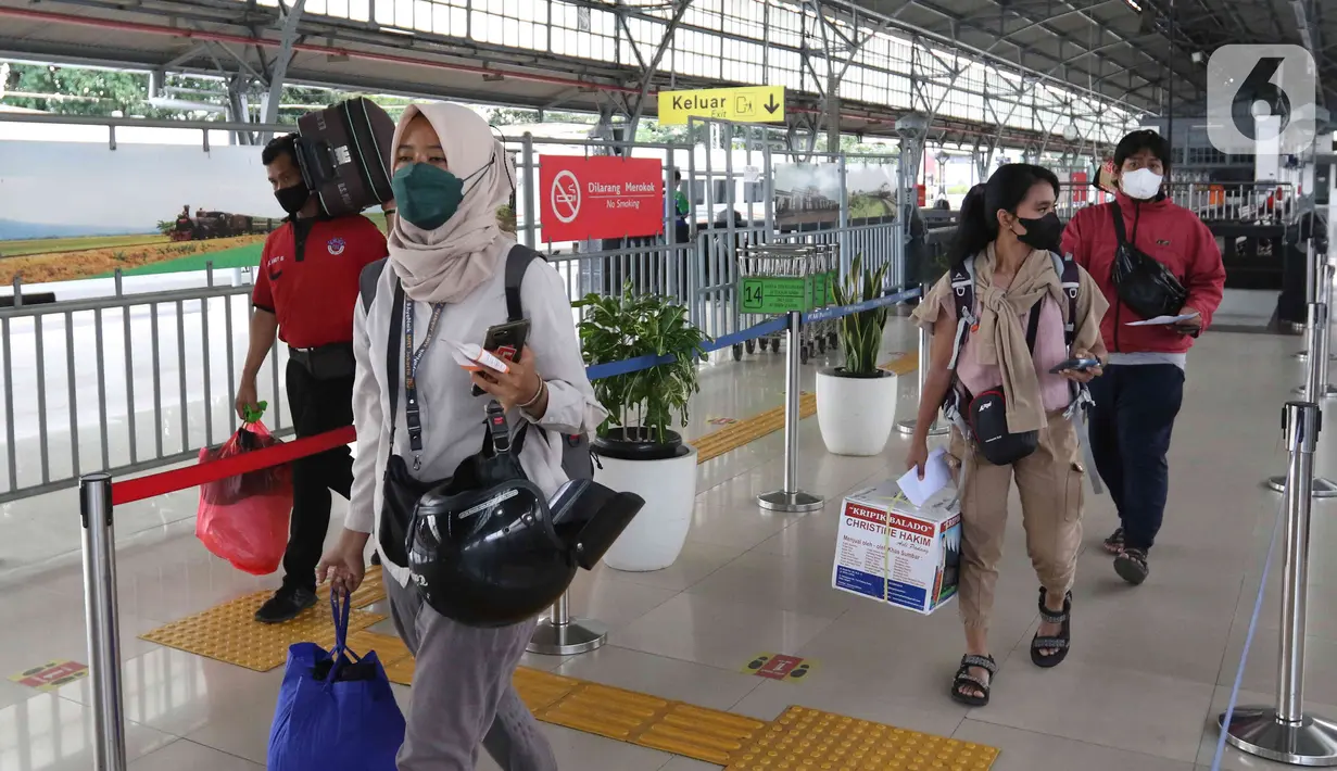 <p>Sejumlah calon penumpang berjalan untuk memasuki rangkaian kereta api Airlangga di Stasiun Pasar Senen, Jakarta, Minggu (10/4/2022). PT KAI Daop 1 telah membuka pelayanan kereta api jarak jauh sebanyak 22 perjalanan dengan kapasitas penumpang 100 persen. (Liputan6.com/Herman Zakharia)</p>