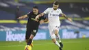 Gelandang West Ham, Pablo Fornals (kiri) membawa bola dari kejaran gelandang Leeds United, Mateusz Klich pada pertandingan lanjutan Liga Inggris di stadion Elland Road di Leeds, Inggris, Sabtu (12/12/2020). West Ham menang tipis atas Leeds United 2-1. (Gareth Copley, Pool via AP)