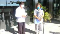 dr. Hermi Indita Malewa bersama  Dr. Marius Jelamu saat memberikan keterangan Pers, di Kantor Gubrenur NTT. (Foto Biro Administrasi Pimpinan Setda Provinsi NTT)