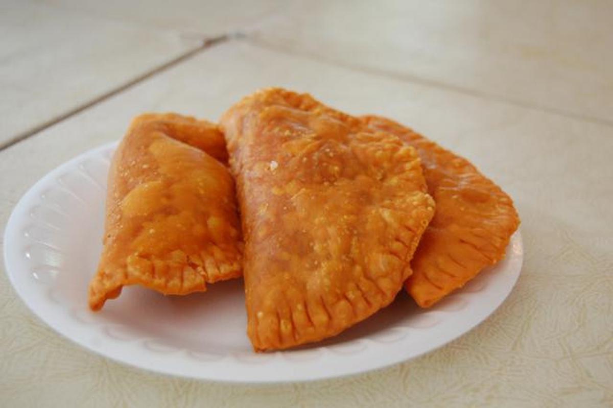 pastel ayam