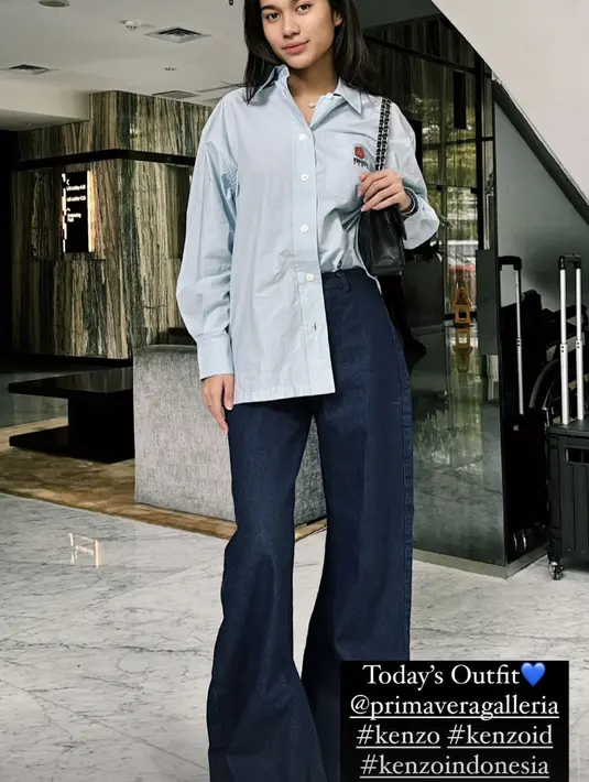 Pada kesempatan ini azizah Salsha tampak membagikan OOTD nya. Dengan kemeja yang disisipkan ke wide leg denim-nya ia tampak begitu stylish.  [Foto: Instagram/ Rachel Vennya]