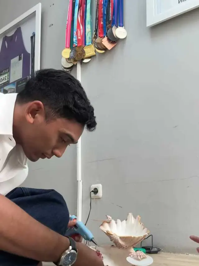 Momen Daffa Wardhana membuat hadiah untuk Ariel Tatum/ Instagram @daffawardhana