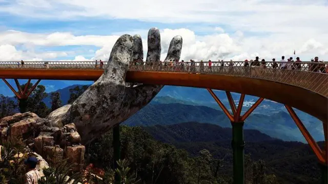 7 Foto Megahnya Jembatan Emas, Tempat Wisata Terbaru di Vietnam