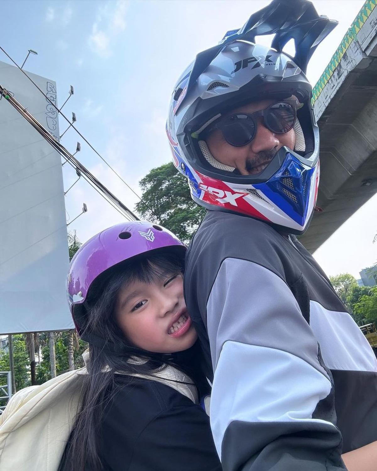 Yaya juga menampilkan ekspresi kocak seolah-olah wajahnya akan penyok jika sang papa mengerem mendadak, menambah keceriaan dalam momen tersebut. Lucu banget, deh!<br>