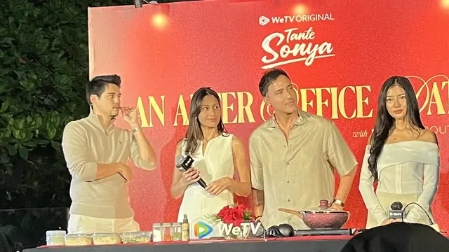 Maxime Bouttier, Raihaanun, Hamish Daud, dan Baby Kristami dalam acara WeTV 'An After Office Date with Maxime Bouttier'. (Liputan6.com/Afradhiya N. R)