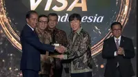 Presiden Joko Widodo (Jokowi) memberikan golden visa untuk pelatih Timnas Indonesia Shin Tae Yong alias STY di Hotel Ritz Carlton, Jakarta, Kamis (25/7/2024) (Liputan6.com/Muhamad Radityo Priyasmoro)