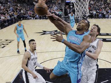 Pemain Charlotte Hornets,  Dwight Howard (12) diadang pemain San Antonio Spurs, Pau Gasol (16) pada laga NBA basketball game di AT&T Center, San Antonio, (3/11/2017) waktu setempat. San Antonio menang 108-101. (AP/Eric Gay)