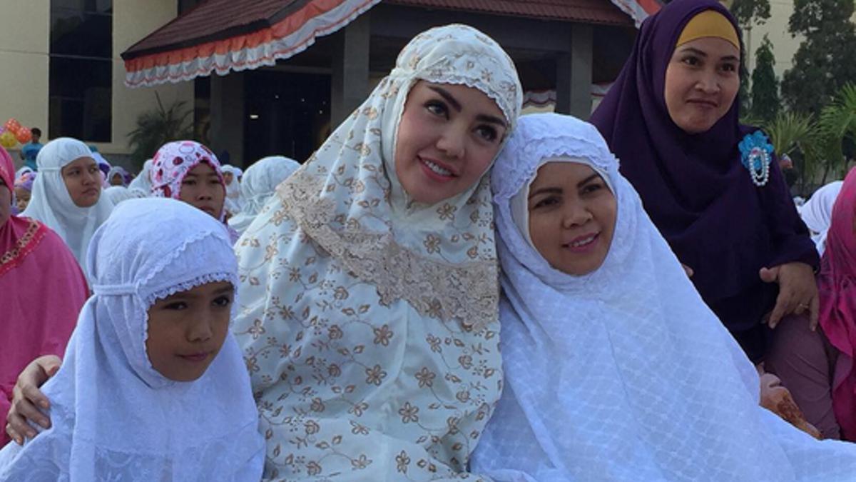 Bella Shofie Kompak dengan Istri Pertama Suryono Saat Idul Adha