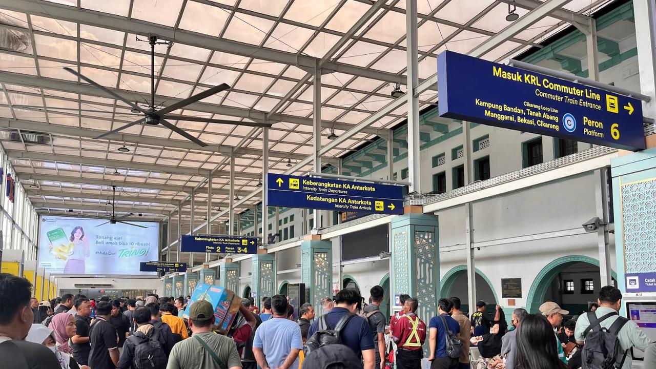 Imbas Gangguan Operasional KA, Penumpang Telantar Berjam-jam di Stasiun Pasar Senen