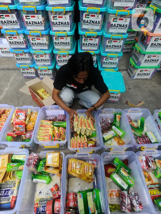<p>Hal ini sejalan dengan mandat dari Presiden Joko Widodo atau Jokowi yang mendorong agar Indonesia berkontribusi dalam mengirimkan bantuan kepada masyarakat sipil di Gaza. (merdeka.com/Arie Basuki)</p>