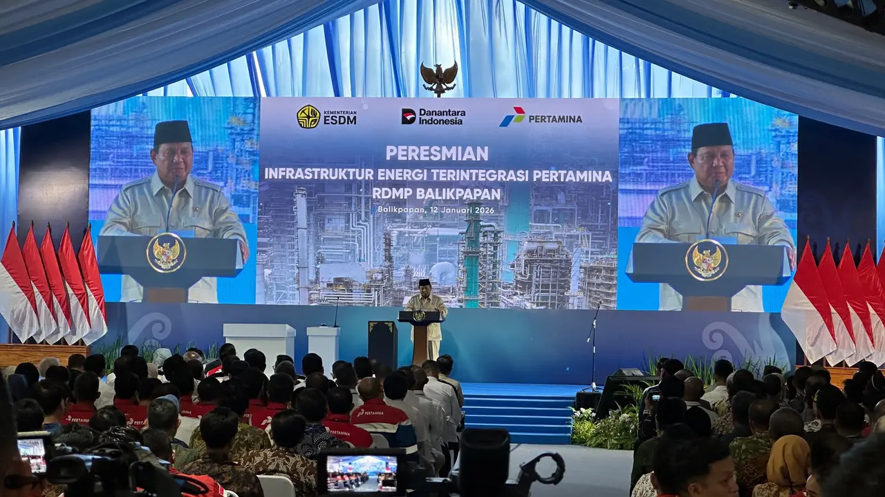 Presiden Prabowo Subianto meresmikan megaproyek RDMP Balikpapan di Balikpapan, Kalimantan Timur, Selasa (12/1/2025). (Liputan6.com/Nanda)