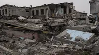 Sebuah sekolah yang rusak menjadi reruntuhan setelah serangan Rusia pertengahan Maret, di pinggiran Mykolaiv, Ukraina, Jumat, 1 April 2022. Sejak Rusia menginvasi Ukraina pada 24 Februari 2022, kini perang yang berkecamuk memasuki hari ke-37. (AP Photo/Petros Giannakouris)
