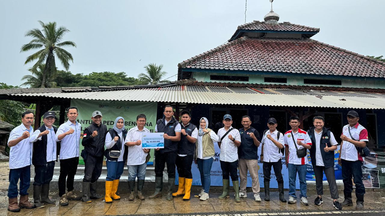 BUMN Muda Perkebunan memberikan bantuan kepada masyarakat korban terdampak banjir di Desa Tegal Buleud, Kebun Cikaso, PTPN I Regional 2, Sukabumi, Jawa Barat pada Selasa 10 Desember 2024.