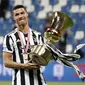 Penyerang Juventus, Cristiano Ronaldo memegang trofi merayakan gelar juara Coppa Italia 2020-2021 usai laga final melawan Atalanta di Stadion Mapei, Kamis (20/5/2021) dinihari WIB. Juventus semakin menegaskan diri sebagai raja Coppa Italia dengan koleksi 14 gelar juara. (AP Photo/Antonio Calanni)