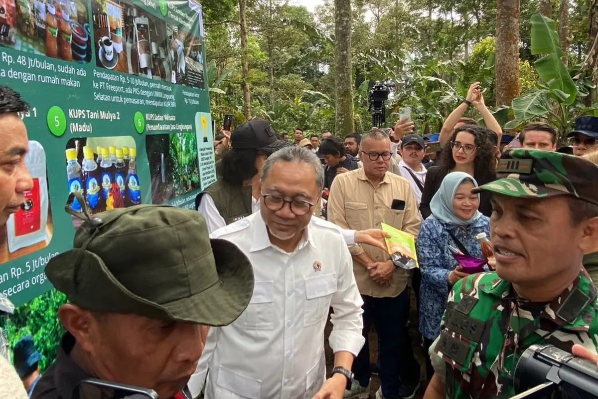 Menteri Koordinator Bidang Perekonomian Zulkifli Hasan (Zulhas) di Hutan sosial Lampung Selatan.