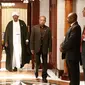Presiden Sudan Omar Al Bashir memasuki ruangan untuk melakukan wawancara khusus dengan redaksi Liputan6.com di Jakarta, Senin (7/3/2016). (Liputan6.com/Faizal Fanani)