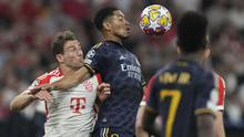Gelandang Real Madrid, Jude Bellingham (tengah) mengontrol bola dibayangi gelandang Bayern Munchen, Leon Goretzka pada laga leg pertama semifinal Liga Champions 2023/2024 di Allianz Arena, Munich, Selasa (30/4/2024). (AP Photo/Matthias Schrader)