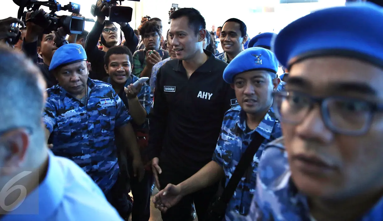 Agus Harimurti Yudhoyono dikawal sejumlah kader setibanya pada acara konsolidasi pengurus Partai Demokrat dan relawan pasangan cagub-cawagub DKI, Agus Harimurti Yudhoyono-Sylviana Murni, di kawasan Pramuka, Jakarta, Rabu (5/10). (Liputan6.com/Johan Tallo)