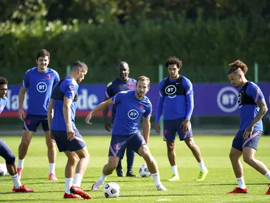 Penyerang Inggris, Harry Kane (tengah) dan timnya mengikuti sesi latihan di Hotspur Way Training Ground, London, Selasa (7/9/2021). Inggris akan bertandang ke markas Polandia dalam matchday ke-6 kualifikasi Piala Dunia 2022 zona Eropa Grup I pada 9 September mendatang. (Nick Potts/PA via AP)