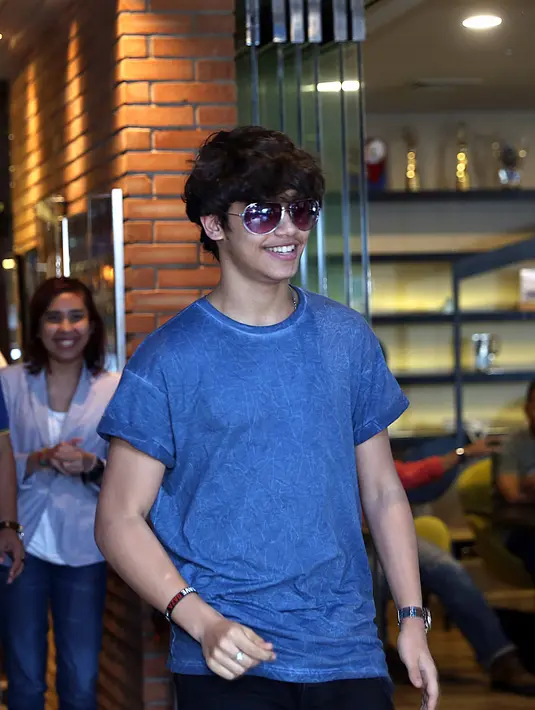 "Sangat senang, bangga. Karena ini penghargaan platinum pertama di seluruh dunia. Terimakasih sebagai semua pihak yang telah mendukung, termasuk fans juga," kata Haris J di kantor Warner Music, kawasan Gambir, Selasa (6/12). (Nurwahyunan/Bintang.com)