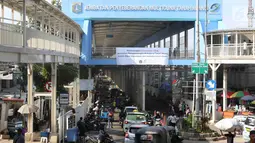 Suasana jembatan penyeberangan multiguna (JPM) atau Skybridge Tanah Abang, Jakarta, Jumat (7/12). Uji coba Skybridge Tanah Abang dilakukan selama sepekan. (Liputan6.com/Immanuel Antonius)