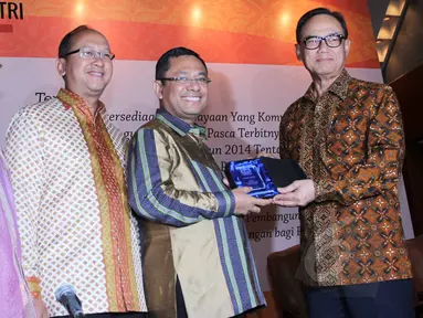 Ketua Umum Kadin Suryo Bambang Sulisto (kanan) saat memberikan cinderamata kepada Menteri Perindustrian, Saleh Husin (kedua kanan) saat Seminar Nasional Pembiayaan Investasi di Bidang Industri di Jakarta, Selasa (5/5/2015). (Liputan6.com/Helmi Afandi)