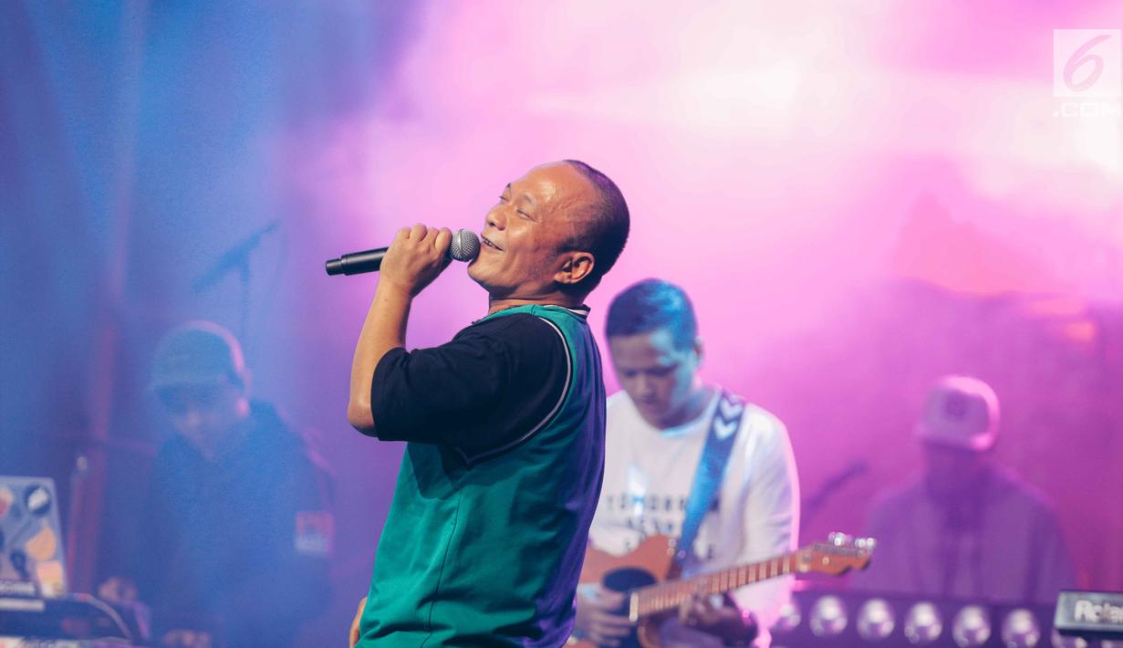 Aksi Rapper Iwa K saat menggelar konser Batman Kasarung di The Pallas, SCBD, Jakarta, Selasa (4/4). Dalam penampilannya Iwa K sukses membuat semua orang ikut bernyanyi bersama dirinya. (Liputan6.com/Faizal Fanani)