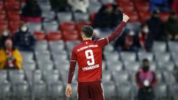 Meski gagal menyabet gelar Ballon d'Or, Robert Lewandowski melewati tahun 2021 dengan luar biasa lewat kontribusinya di Bayern Munchen. Hal tersebut menghasilkan pendapatan yang bagus lewat penjualan kaosnya dengan terjual sebanyak 0,97 juta. (AFP/Michaela Rehle)