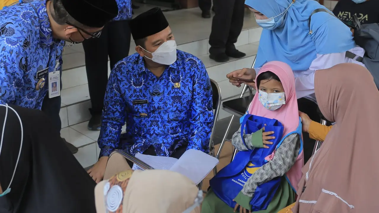 Wali Kota Tangerang, Arief R. Wismansyah dan Camat Karawaci, Wawan Fauzi.