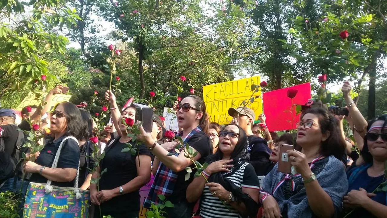 Gelar Aksi di Balai Kota, Massa Pro Ahok Mulai Berdatangan