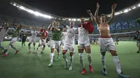 Pemain Denmark merayakan kemenangan 2-1 atas Republik Ceko pada pertandingan perempat final Euro 2020 di Stadion Olimpiade Baku, Sabtu, 3 Juli 2021. (Naomi Baker/Pool Photo via AP)