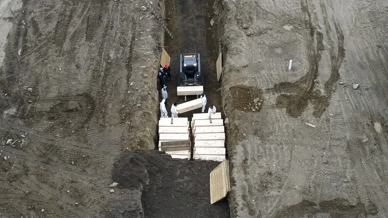 FOTO: Kuburan Massal Korban Corona COVID-19 di New York