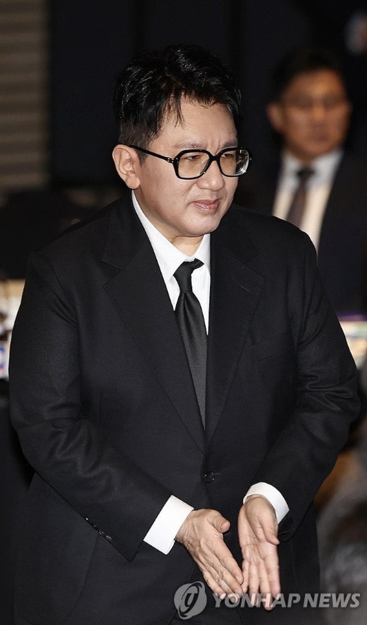 Penampilan Baru Bang Si Hyuk di Publik Sukses Jadi Sorotan Netizen, Disebut Tampak Berbeda