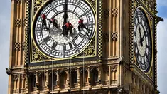 Senin (19/8/14), para pekerja membersihkan menara jam Big Ben di London, Inggris. (AFP PHOTO/Ben Stansall)