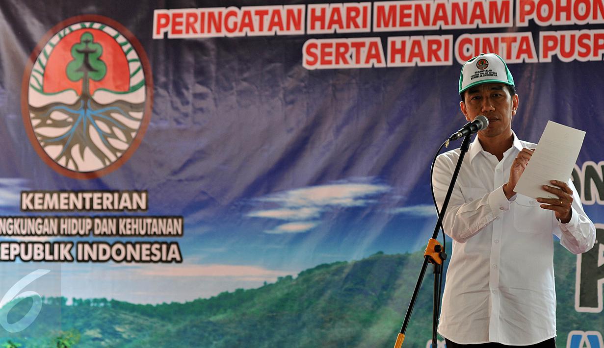 Presiden Jokowi  memberi kata sambutan pada acara peringatan Hari Menanam Pohon Indonesia dan Bulan Menanam Pohon Nasional di Tahura Sultan Adam, Kalsel, Kamis (26/11). (Liputan6.com/Johan Tallo)