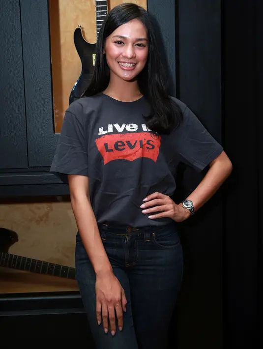 Saat ditemui di Guitar Freak, Jalan Fatmawati, Jakarta Selatan, Selasa (8/9/2015), Hana mengaku perannya dalam film ini bertolak belakang dengan kepribadiannya di dunia nyata. (Deki Prayoga/Bintang.com)