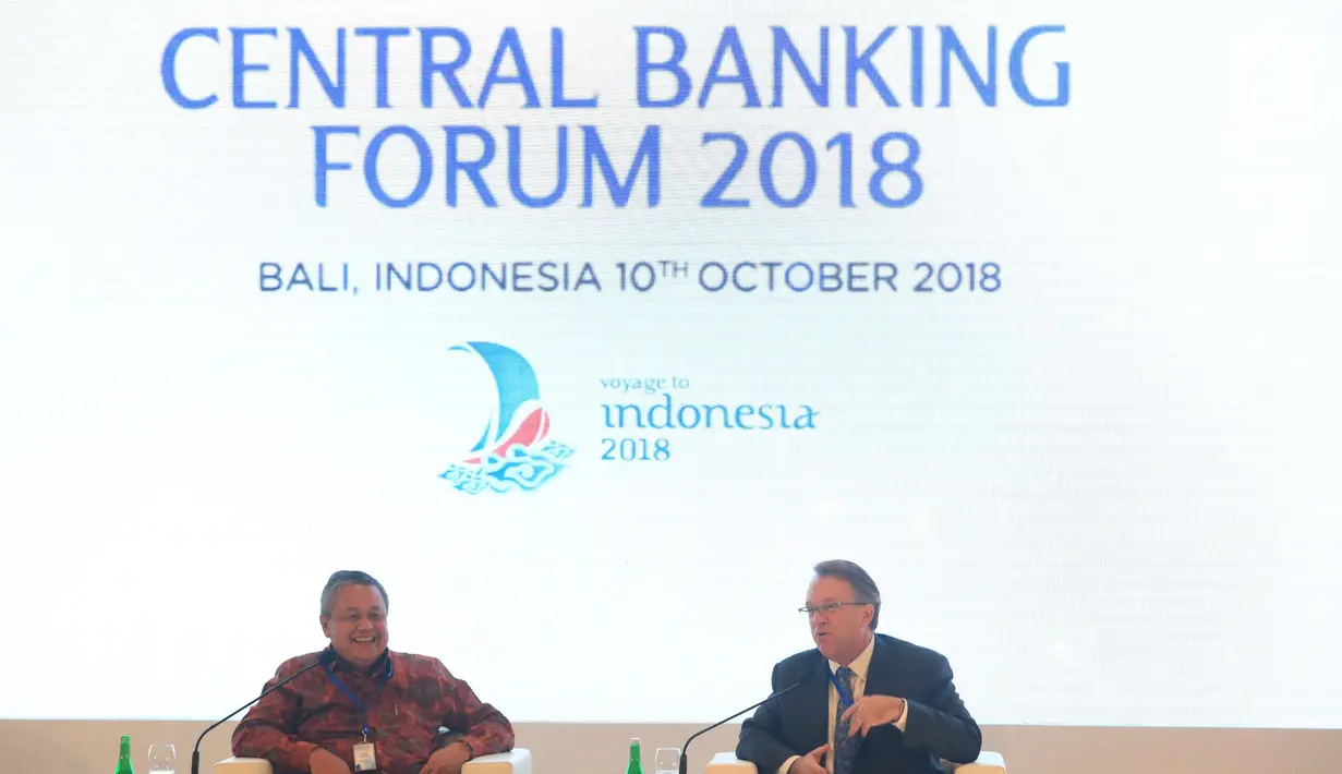 Gubernur BI Perry Warjiyo dan Gubernur Bank Sentral AS (Federal Reserve) Wilayah New York John C. Williams menjawab pertanyaan peserta dalam sesi Central Banking Forum 2018 pada IMF-WB Group 2018 di Bali, Rabu (10/10). (Liputan6.com/Angga Yuniar)