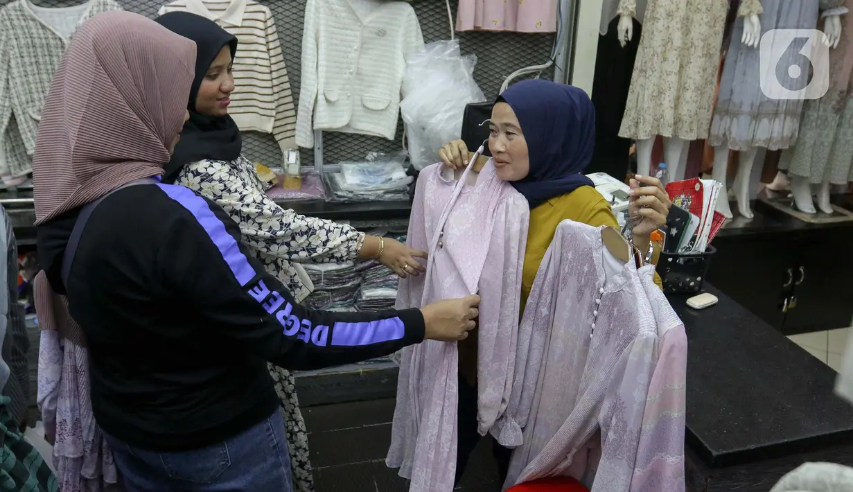Peningkatan penjualan ini mulai dirasakan pedagang sejak seminggu yang lalu. (Liputan6.com/Herman Zakharia)
