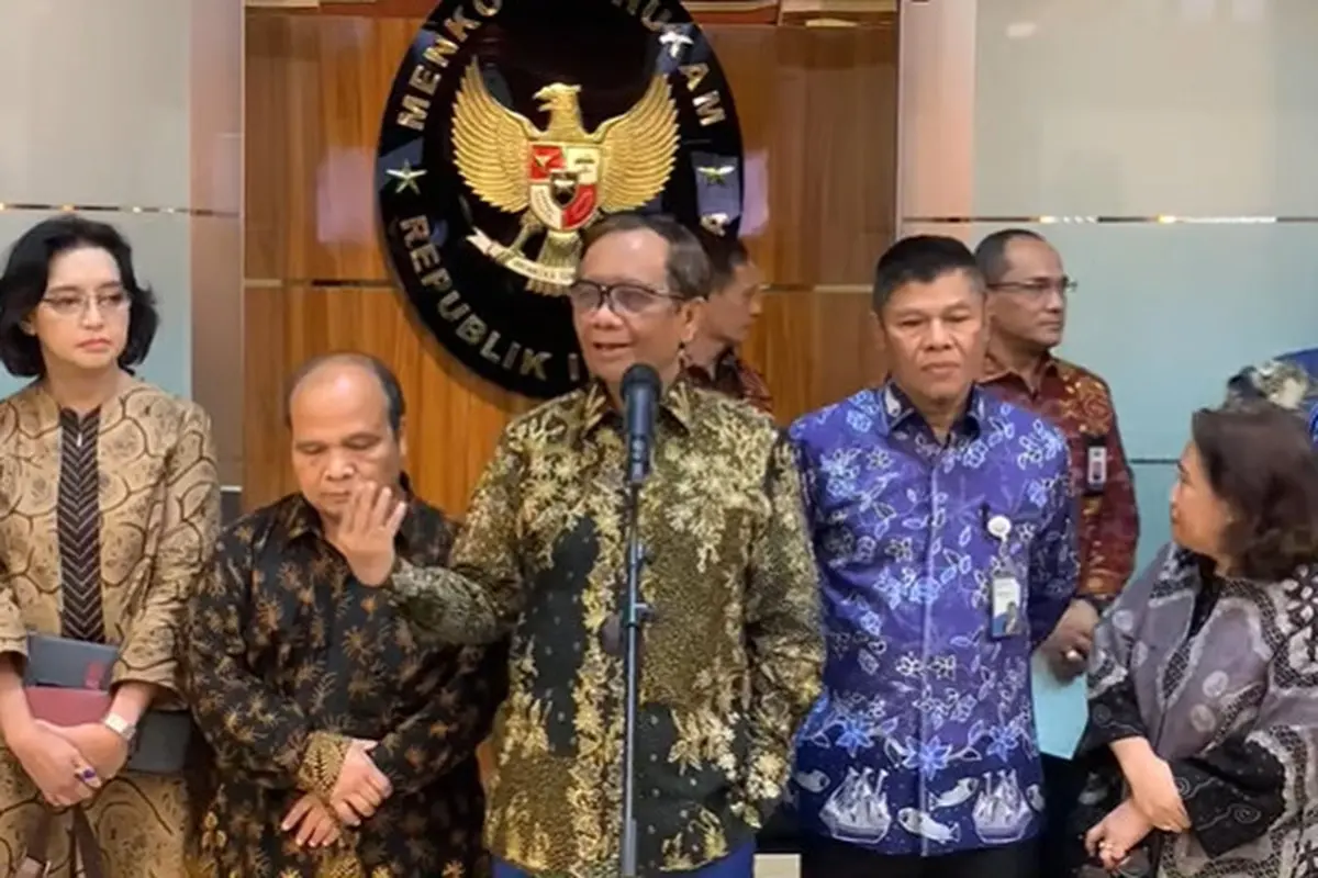 Menko Polhukam Mahfud MD menggelar rapat perdana Satgas Tindak Pidana Pencucian Uang (TPPU) transaksi janggal Rp 349 triliun, di kantor Kemenko Polhukam, Jumat (5/5/2023).