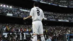 Pemain baru Real Madrid, Kaka membalas sambutan fans dalam presentasi resminya di Santiago Bernabeu, Madrid, 30 Juni 2009 . Ribuan fans Real Madrid menghadiri presentasi pemain yang dibeli 65 juta euro dari AC Milan. AFP PHOTO/JAVIER SORIANO